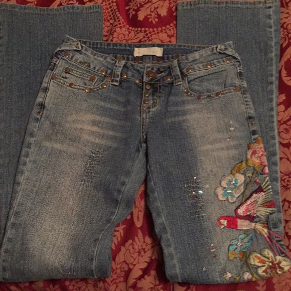 7 CO. Denim - Floral & Bird Embroidered Stud Jeans 👖